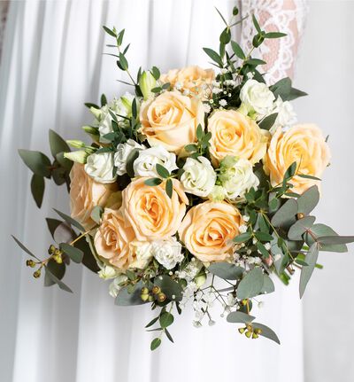 Liten brudebukett med fersken roser